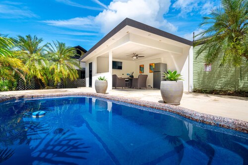 Golfito Luxury + Privacy-Located less than 5 minutes from the airport, grocery stores