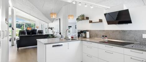 Refrigerador, microondas, lavavajillas y utensilios de cocina