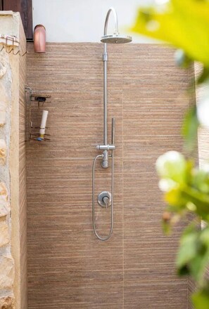 Dusche, Haartrockner, Seife, Toilettenpapier
