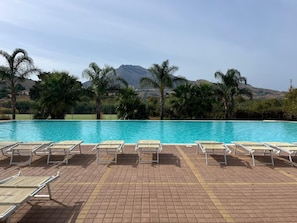 Una piscina al aire libre