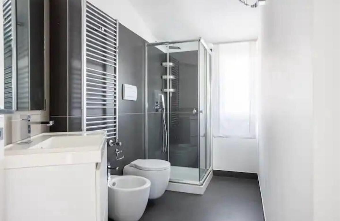 Dusche, Haartrockner, Seife, Toilettenpapier