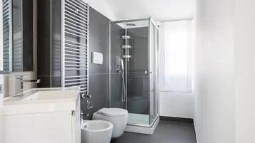 Dusche, Haartrockner, Seife, Toilettenpapier