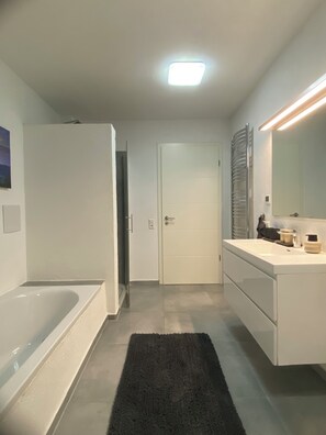 Douche, séchoir à cheveux, serviettes fournies, savon