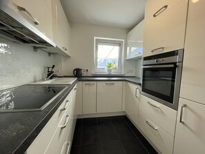 KĂŒhlschrank, Mikrowelle, Ofen, Herdplatte