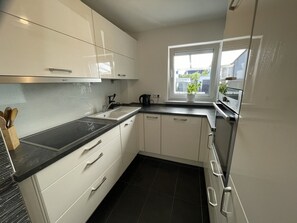 Jääkaappi, mikroaaltouuni, uuni, liesi