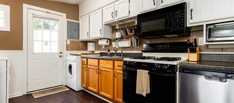 The Huddle & Hangout - 3 Bedroom House Close to ND