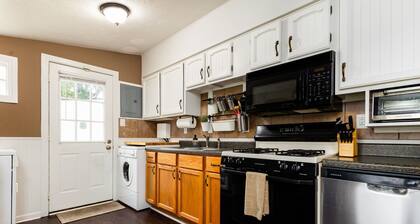 The Huddle & Hangout - 3 Bedroom House Close to ND