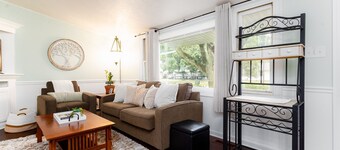 Huddle & Hangout - 3BR House Close to ND