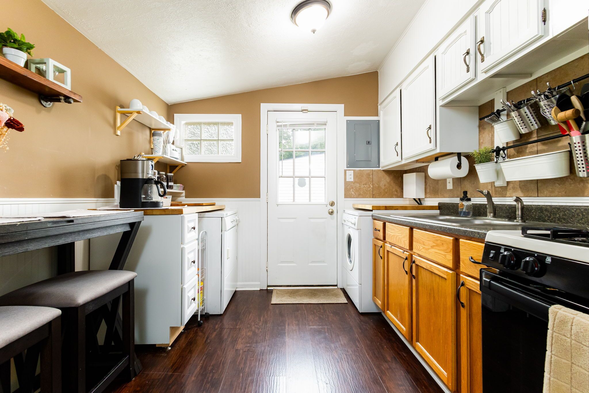 Coffee/tea maker, fridge, microwave, oven