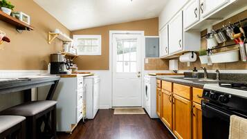 Coffee/tea maker, fridge, microwave, oven