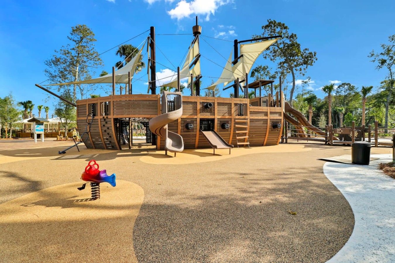 Ein Spielplatz im Piratenschiff-Design, mit Rutschen und Klettergerüsten.