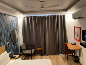 Deluxe-dobbeltværelse - balkon - byudsigt | Skrivebord, arbejdsområde til bærbare computere, gratis Wi-Fi
