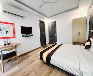 Deluxe tweepersoonskamer, balkon, uitzicht op stad | Een bureau, een laptopwerkplek, gratis wifi