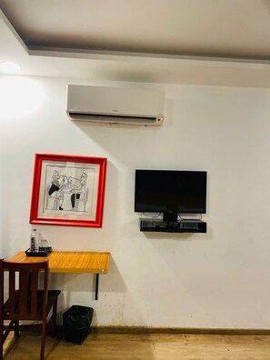 ห้องดีลักซ์ดับเบิล, ระเบียง, วิวเมือง | โต๊ะทำงาน, พื้นที่ทำงานแบบใช้แล็ปท็อป, Wi-Fi ฟรี