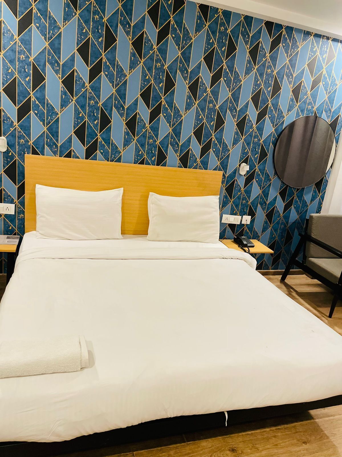 Escritorio, espacio para trabajar con laptop y wifi gratis 