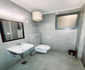 Deluxe tweepersoonskamer, balkon, uitzicht op stad | Badkamer | Een douche, gratis toiletartikelen, een haardroger, toiletpapier