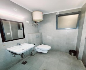 Deluxe tweepersoonskamer, balkon, uitzicht op stad | Badkamer | Een douche, gratis toiletartikelen, een haardroger, toiletpapier