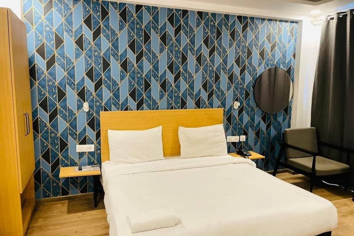 Deluxe-Doppelzimmer, Balkon, Stadtblick | Schreibtisch, laptopgeeigneter Arbeitsplatz, kostenloses WLAN