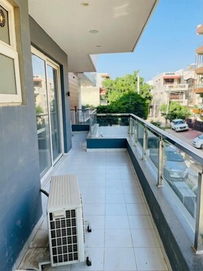 غرفة ديلوكس مزدوجة - بشرفة - منظر للمدينة | شرفة