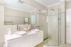 Hair dryer, towels, soap, toilet paper - Manly Beachfront Stays - 3 Bedroom With Views (Manly)