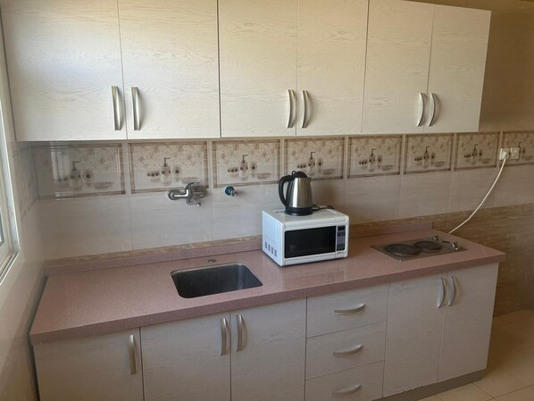 Family Apartment, City View | Private kitchen