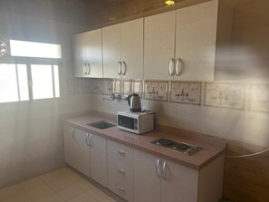 Family Apartment, City View | Private kitchen