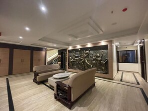 Lobby-lounge
