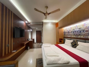 Chambre de base double | Literie hypoallergénique, minibar, bureau, accès au Wi-Fi (inclus)