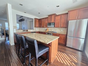 冷蔵庫、電子レンジ、オーブン、コンロ