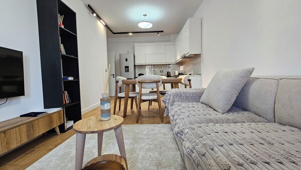 TV connectée, livres, vidéothèque