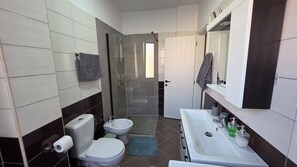 Douche, articles de toilette écologiques, sèche-cheveux, bidet