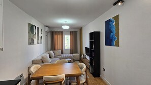 TV connectée, livres, vidéothèque