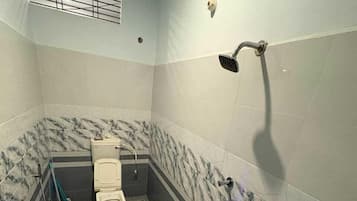 Deluxe Room, Balcony, Garden View | Bathroom | Shower, towels, soap, shampoo
