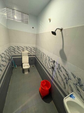 Deluxe Room, Balcony, Garden View | Bathroom | Shower, towels, soap, shampoo