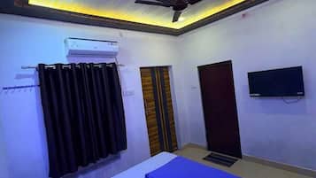 Standard Room, Balcony | Desk, laptop workspace, iron/ironing board, free WiFi