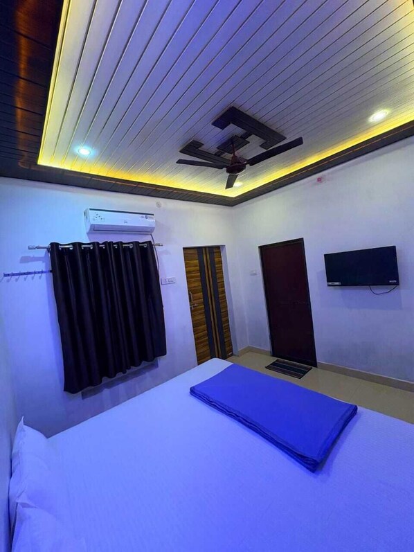 Standard Room, Balcony | Desk, laptop workspace, iron/ironing board, free WiFi