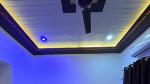 Une chambre à coucher comprenant un lit, une étagère et un plafond doté d’un éclairage encastré.
