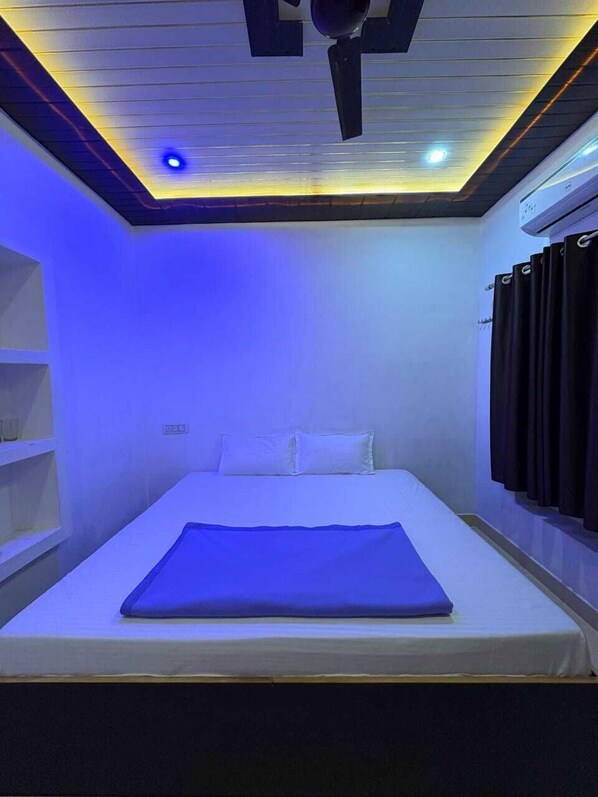 Standard Room, Balcony | Desk, laptop workspace, iron/ironing board, free WiFi