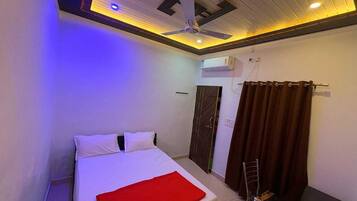 Deluxe Room, Balcony, Garden View | Desk, laptop workspace, iron/ironing board, free WiFi