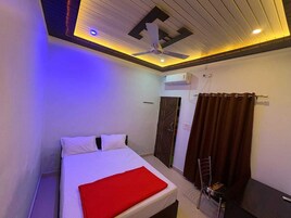 华丽客房, 阳台, 花园景观 | 办公桌、笔记本电脑工作区、熨斗/熨板、免费 WiFi