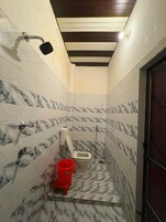 Standard Room, Balcony | Bathroom | Shower, towels, soap, shampoo