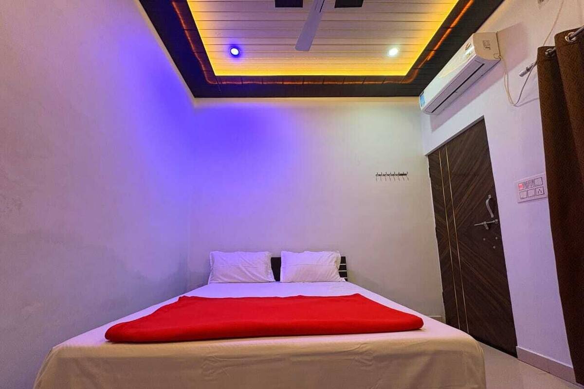 Deluxe Room, Balcony, Garden View | Desk, laptop workspace, iron/ironing board, free WiFi