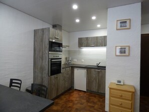 Réfrigérateur, four à micro-ondes, un four, cafetière-théière