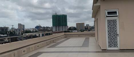 Enkeltrom – deluxe, byutsikt | Terrasse/patio