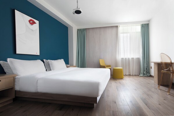 Habitación individual básica | Escritorio, espacio para trabajar con laptop y cortinas blackout 