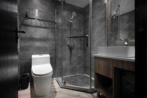 Kamar Single Basic | Kamar mandi | Pengering rambut, sandal, handuk, dan sampo