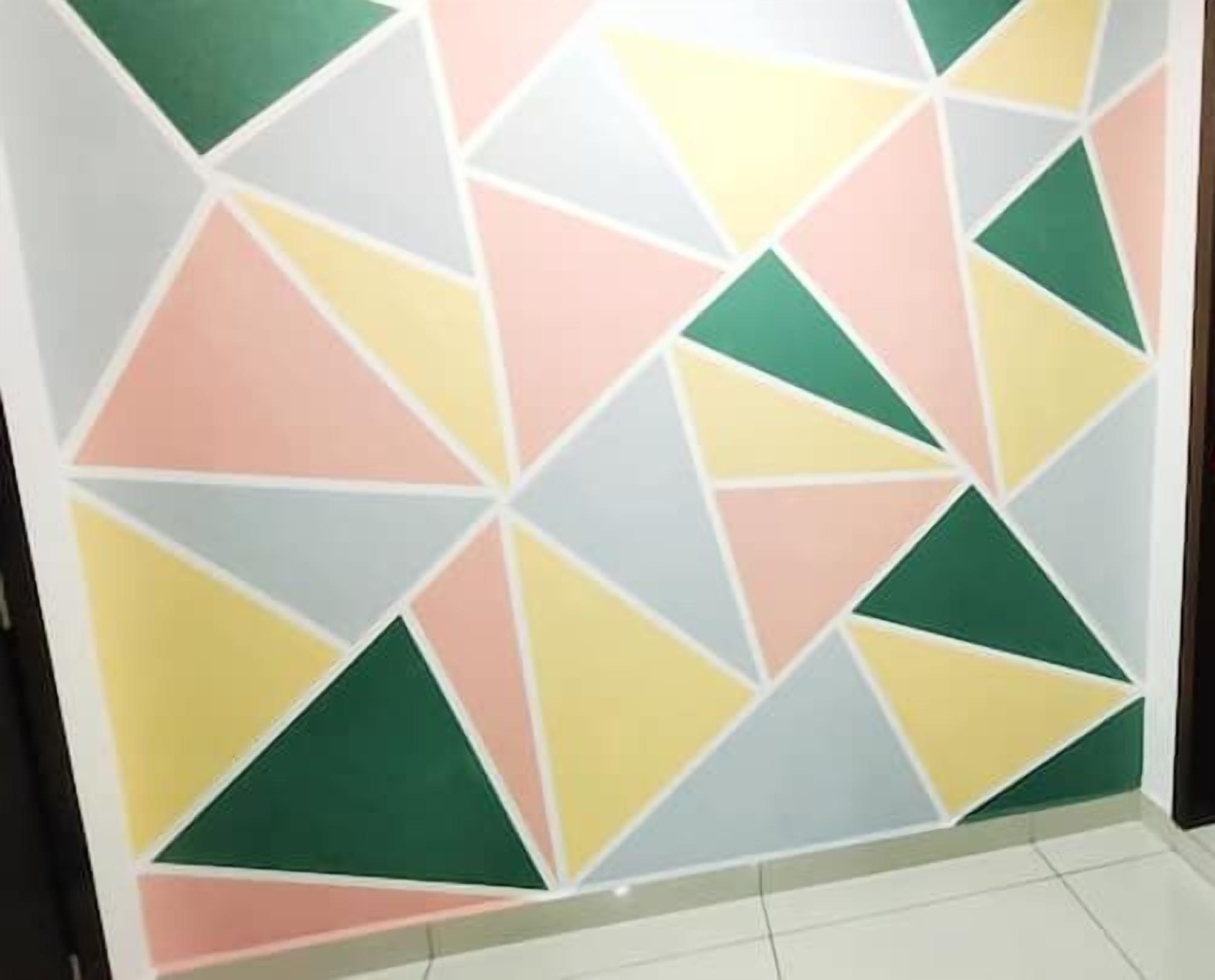 En vägg med geometriska mönster och en dörr som är märkt med ordet ”dörr”, och en röd pil som pekar mot den.