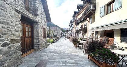 Renovated 4-room apartment, sleeps 6 with parking