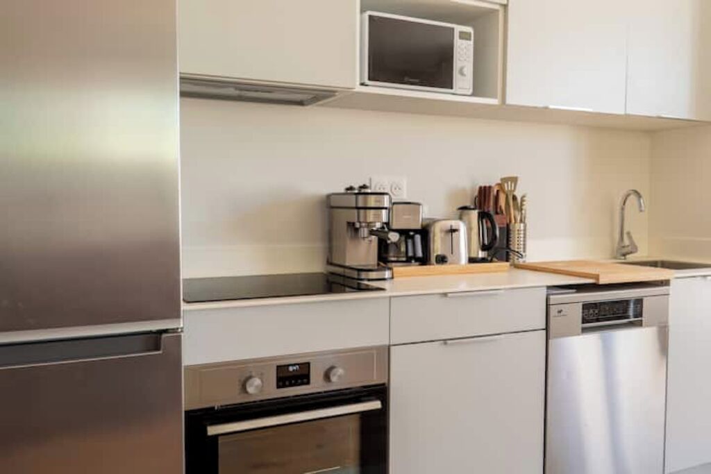 Micro-ondes, four, plaque de cuisson, lave-vaisselle