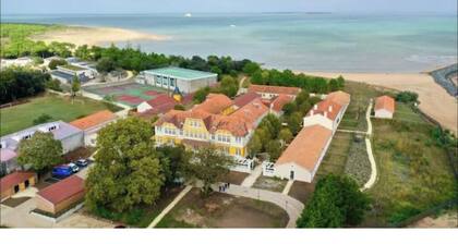 Beach 50m away - sleeps 8 - top quiet residence